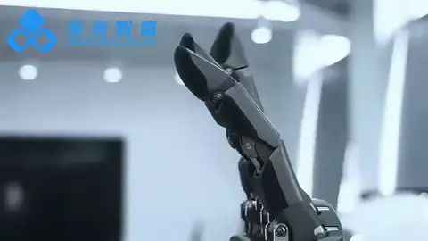 ذراع آلية مركّب عليها Linker Hand O6 تسكب سائلًا